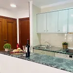 Alma De Laguna Costa *